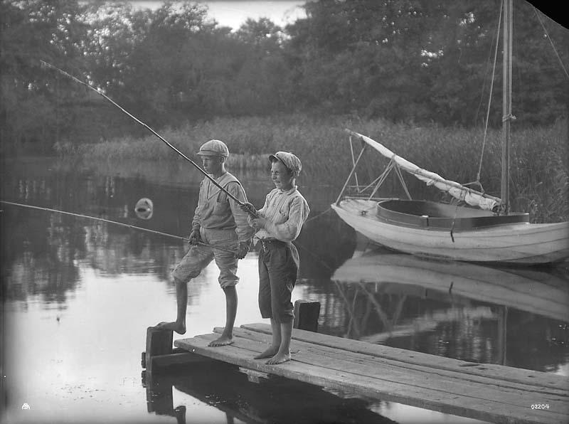 Boys-fishing-circa-1915