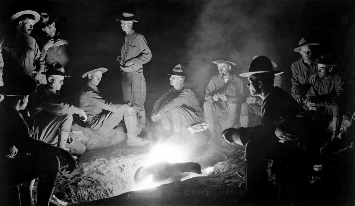 Around the camp-fire, men, 100 zručností ktoré by mal každý muž ovládať, zručnosti, muž, www.pravymuz.sk, oheň