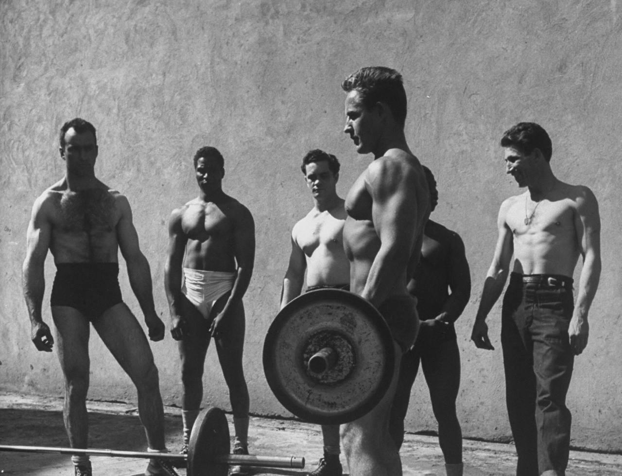 Ako zvýšiť testosterón, testosterone, cvičenie, vintage men work out