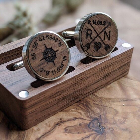 Personalizovaná Sada Manžetových Gombíkov a Spony na Kravatu s Drevenou Krabičkou Personalizovaná Sada Manžetových Gombíkov a Spony na Kravatu s Drevenou Krabičkou, firemné darčeky