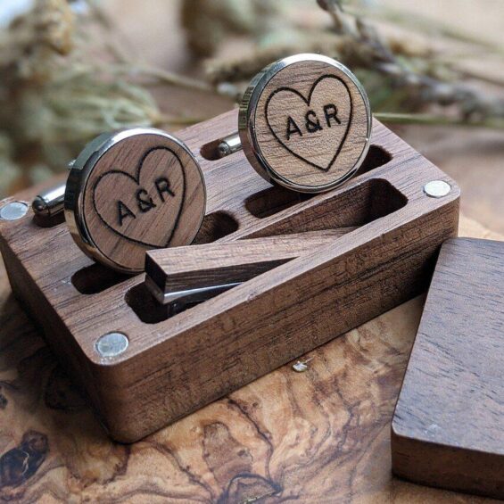 Personalizovaná Sada Manžetových Gombíkov a Spony na Kravatu s Drevenou Krabičkou Personalizovaná Sada Manžetových Gombíkov a Spony na Kravatu s Drevenou Krabičkou