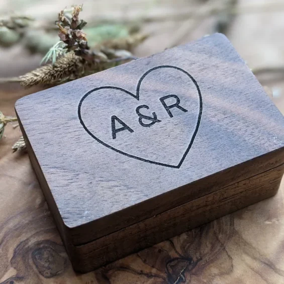 Personalizovaná Sada Manžetových Gombíkov a Spony na Kravatu s Drevenou Krabičkou Personalizovaná Sada Manžetových Gombíkov a Spony na Kravatu s Drevenou Krabičkou