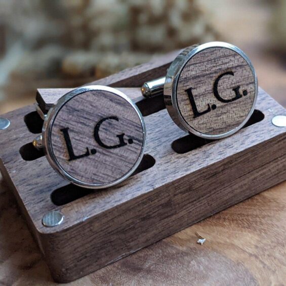 Personalizovaná Sada Manžetových Gombíkov a Spony na Kravatu s Drevenou Krabičkou Personalizovaná Sada Manžetových Gombíkov a Spony na Kravatu s Drevenou Krabičkou